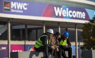 Des ouvriers sur le chantier du Mobile World Congress de Barcelone le 13 février 2020.