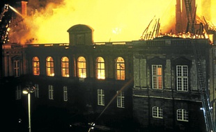 La grande échelle des pompiers (à g.) donne une idée de l'ampleur du feu.