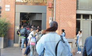 Les manifestants contre la Loi Travail s'apprêtent à occuper le McDo du Capitole, le 3 mai à Toulouse.