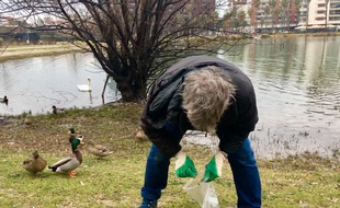 Des bénévoles ont procédé à une opération de ramassage de mégots, au bassin Jacques-Coeur, dimanche.