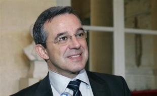 Les associations de défense des immigrés ont jugé jeudi "inacceptable" l'amendement Mariani adopté mercredi par la Commission des lois de l'Assemblée autorisant le recours aux tests ADN lors de la délivrance de visas d'immigration pour les candidats au regroupement familial.