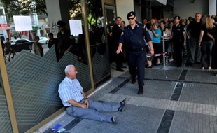 Un homme en pleurs à l'entrée d'une agence bancaire, le 3 juillet 2015 à Thessalonique.
