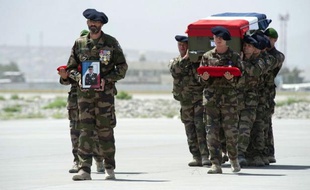 François Hollande interrompt samedi pour quelques heures ses vacances au Fort de Brégançon, le temps de présider l'hommage national qui sera rendu au 88ème soldat français mort en Afghanistan sur la place d'armes du 7e régiment de chasseurs alpins (7e BCA) de Varces, en Isère.