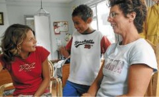 Un enfant accueilli dans une famille par le biais du Secours populaire.