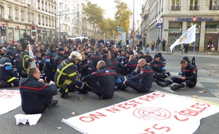 Lyon, le 6 novembre 2017. Manifestation des pompiers du Rhône à l'appel de Sud Sdis pour dénoncer la recrudescence des incivilités et des agressions à leur encontre.