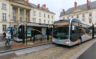 La ligne 4 de busway, ici à son terminus nord place Foch à Nantes.