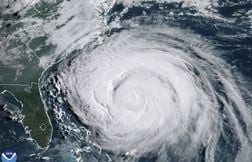 L’ouragan Erin provoque des vagues géantes et des courants mortels aux État…
