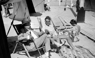 L'Américain Berry Wall et son amie Marie-Thérèse Huguen, modèle attitré du peintre Van Dongen, se reposent au mois de juillet 1939 sur les planches de Deauville.
