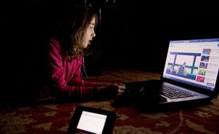 Les Français écoutent 11h de musique en moyenne par semaine, surtout à la radio et à la télévision, et ceux qui en téléchargent le font le plus souvent de manière exclusivement légale, selon l'étude REC+ de l'institut GfK diffusée mercredi en exclusivité par l'AFP.
