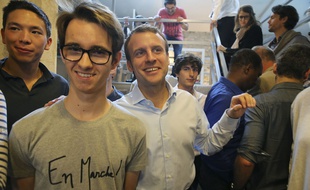 Emmanuel Macron et un militant de son mouvement