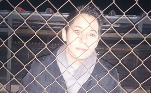 Déborah, derrière les grilles de sa cage du refuge Un gîte, une galle, où elle s'est volontairement enfermée depuis samedi.