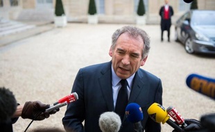 Les appels à la prudence se sont multipliés vendredi en France après l'annonce surprise de livraisons possibles d'armes aux rebelles syriens par Paris et Londres, en passant outre l'embargo européen s'il le faut.