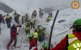 Les sauveteurs italiens pousuivent les recherches pour trouver clients et employés de l'hôtel pris dans une avalanche dans les Abruzzes.