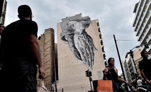Des badauds, le 27 juin 2015 à Athènes