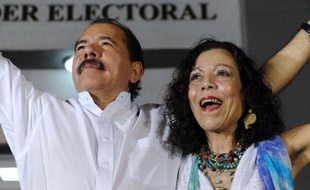 L'ancien guérillero Daniel Ortega doit être officiellement investi mardi pour un troisième mandat à la tête du Nicaragua, un des pays les plus pauvres du monde, avec une domination consolidée au Parlement qui fait craindre à ses opposants une dérive autocratique.