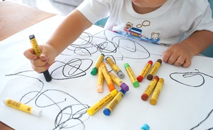 Il va falloir occuper les enfants à la maison en attendant la réouverture des écoles et des crèches.