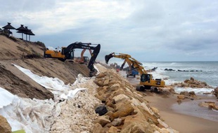 Des pelleteuses sur la plage de Lacanau (Gironde) réparent les dégâts des tempêtes avant le début de saison, le 20 mai 2014
