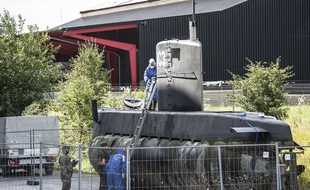 La police à bord du Nautilus, un sous-marin construit par un amateur. Une journaliste suédoise est morte à bord de ce sous-marin mi-août 2017.