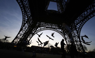 La tour Eiffel sera bientôt entourée d'un mur de protection.