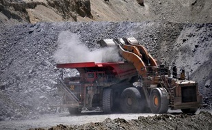 Le gouvernement péruvien est parvenu à un accord avec la compagnie minière Anglo American pour l'exploitation du gisement de cuivre de Quellaveco (sud) dans lequel l'entreprise investira 3,3 milliards de dollars, a annoncé vendredi le ministre des Mines et de l'énergie.
