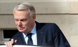 Jean-Marc Ayrault dans la cour de l'Elysée à l'issue du Conseil des ministres le 19 mars 2014 à Paris