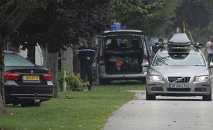 Des gendarmes postés devant la caravane qu'occupait dans un camping de Saint-Jorioz (Haute-Savoie) une famille britannique tuée par balles près de Chevaline.