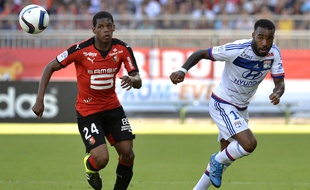 Le défenseur rennais Ludovic Baal, ici en duel avec le Lyonnais Alexandre Lacazette.