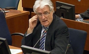 Radovan Karadzic, l'ancien chef politique des Serbes de Bosnie, a affirmé mardi devant le Tribunal pénal pour l'ex-Yougoslavie (TPIY) à La Haye, où il est poursuivi notamment pour génocide, qu'il devrait être récompensé pour ses actions en faveur de la paix.