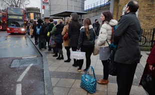 Des millions de voyageurs étaient en difficulté mercredi à Londres, obligés à se ruer sur des bus pris d'assaut, à marcher ou à sortir leur vélo du garage, au début d'une grève de 48 heures dans le métro londonien.