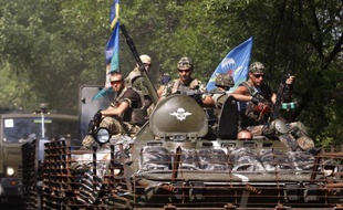 Soldats ukrainiens juchés sur un blindé à Kramatorsk, dans l'est de l'Ukraine, le 14 août 2014