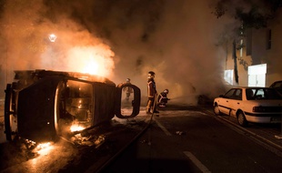 Dans le quartier Malakoff à Nantes, les pompiers interviennent pour éteindre plusieurs incendies, le 4 juillet 2018.