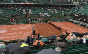 Le Court Central de Roland-Garros sous la pluie le 26 mai 2014.