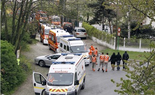 Les secours après l'effondrement d'un plancher dans un lieu de culte évangélique de Stains, en Seine-Saint-Denis, le 8 avril 2012.