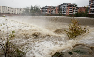 La Garonne a atteint un seuil de vigilance jaune. La navigation fluviale a été interdite et les accès bloqués. 7/11/11 Toulouse