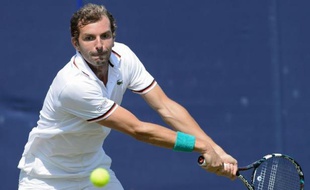 Les Français Julien Benneteau et Michael Llodra ont été éliminés mardi au premier tour du tournoi sur gazon d'Eastbourne, à six jours du début de Wimbledon.