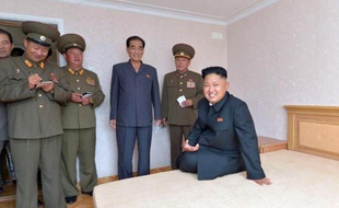 Le dirigeant de Corée du Nord Kim Jong-Un est père d'une petite fille, appelée Ju-Ae, a révélé l'ancienne vedette du basket américain Dennis Rodman, qui vient de rendre visite à son "ami", qualifié de "bon père", pour la deuxième fois en quelques mois.