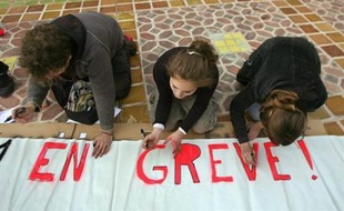 Le mouvement étudiant de contestation de la loi Pécresse sur l'autonomie des universités touchait lundi une grosse quarantaine de sites, un chiffre stable, alors que tous les regards étaient tournés vers la mobilisation de mardi, aux côtés des fonctionnaires, qui sera déterminante.
