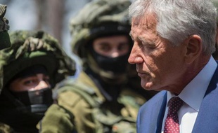 Le secrétaire américain à la Défense Chuck Hagel s'entretient avec des soldats israéliens à Tel-Aviv le 23 avril 2013