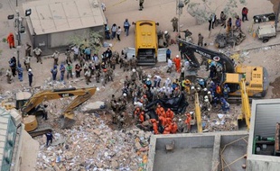 Le bilan de l'effondrement de trois immeubles dans le centre de Rio de Janeiro a été révisé à quatre morts et 22 disparus, a indiqué jeudi soir le maire de Rio Eduardo Paes, près de 24 heures après la catastrophe et des recherches ininterrompues dans une montagne de décombres.