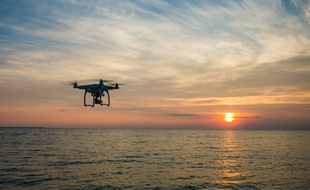 Un drone survole la mer (illustration).