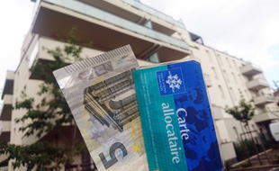 Une carte d'allocataire de la CAF (Illustration).