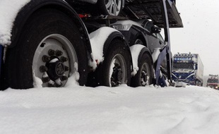 Des camions sont coincés dans la neige.