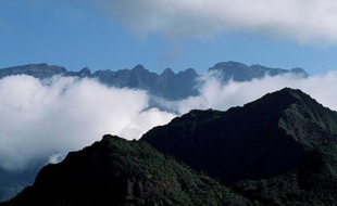 La France a proposé les pitons, cirques et remparts de l’île de la Réunion. Le Piton des Neiges pourrait rejoindre les nombreux sites français classés.
