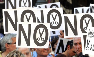 Pour dire "non" au nouveau plan de rigueur du gouvernement, à la hausse de la TVA, aux coupes budgétaires qui frappent les fonctionnaires et les chômeurs, les Espagnols sont appelés par les syndicats à descendre jeudi soir dans les rues de tout le pays.