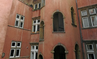 La Tour rose, emblème du quartier.