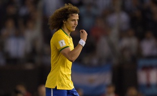 Le défenseur du PSG David Luis, avec le Brésil contre l'Argentine, le 13 novembre 2015.