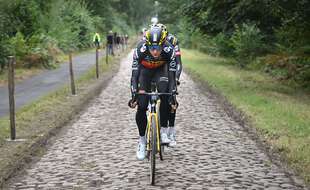 Wout van Aert et l'équipe Jumbo-Visma à l'entraînement sur le parcours de Paris-Roubaix ce jeudi, trois jours avant la course.