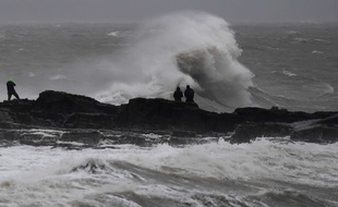 La tempête Bella a frappé Porthcawl, en Grande-Bretagne, le 26 décembre 2020