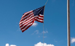 Le drapeau américain dans le ciel de Tripoli, le 22 septembre 2011