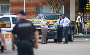 Des enquêteurs devant l'immeuble où ont été découverts trois enfants abandonnés et le cadavre de leur frère, le 24 octobre à l'ouest de Houston (Texas).